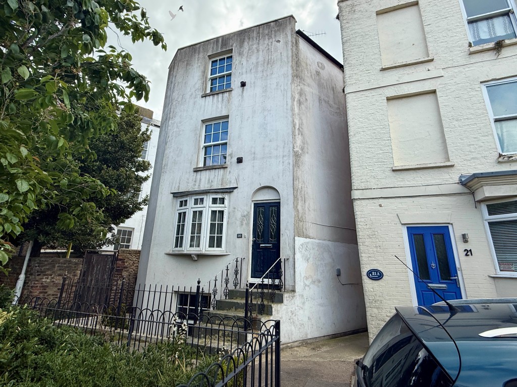 Lot: 111 - THREE-BEDROOM DETACHED HOUSE FOR REFURBISHMENT - Detached property